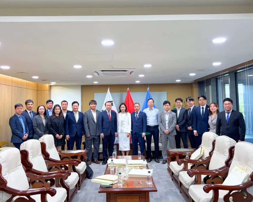 Vietnam's Minister of Science and Technology Vu Hai Quan stands with representatives of participating businesses in front of the Korean, Vietnamese and ASEAN flags.